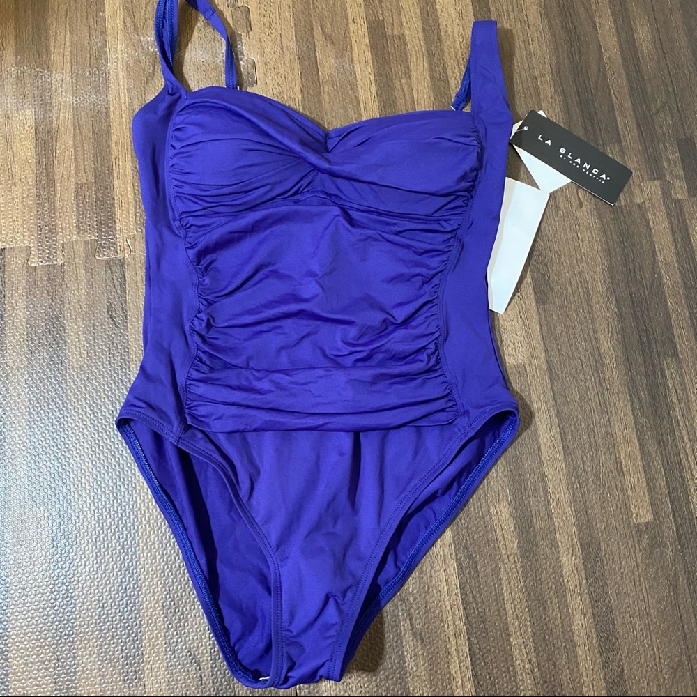 La blanca One Piece Swimsuit 10